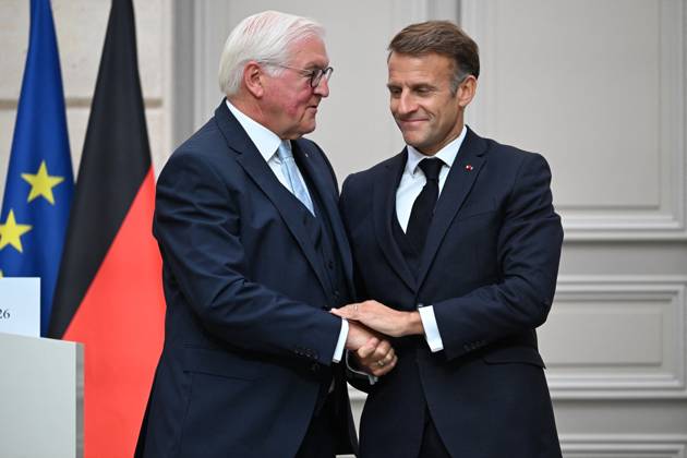 French President Emmanuel Macron and German President Frank Walter Steinmeier during a signing ceremony and joint press conference at the Élysée Palace in Paris, France, October 8, 2026. Signing of an agreement between the French government and the German government regarding the Franco-German Youth Office. Eric Tschaen Pool Bestimage. French President Emmanuel Macron and German President Frank Walter Steinmeier during a signing ceremony and joint press conference at the Élysée Palace in Paris, France, on October 8, 2026 The French and German governments signed an agreement regarding the Franco-German Youth Office Paris, France  Copyright: xEricxTschaenx xPoolx xBestimagexEricxTschaenx xPoolx xBestimagex