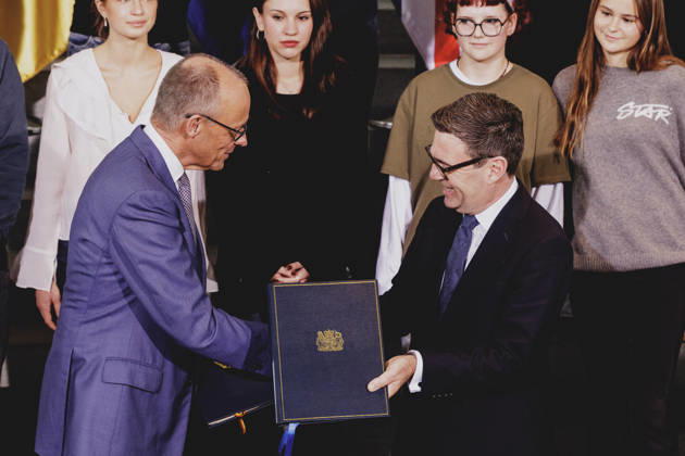 (L-R) Friedrich Merz (CDU), Bundeskanzler, und Andrew Burnham, Premierminister von Grossbritannien, aufgenommen im Rahmen des Austausches der Ratifizierungsurkunden des Kensington Vertrags in Berlin, 08.10.2026. Berlin Deutschland Copyright: xFlorianxGaertnerx