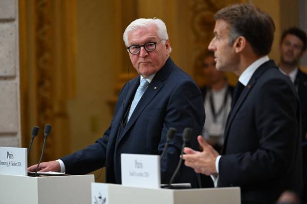 French President Emmanuel Macron and German President Frank Walter Steinmeier during a signing ceremony and joint press conference at the Élysée Palace in Paris, France, October 8, 2026. Signing of an agreement between the French government and the German government regarding the Franco-German Youth Office. Eric Tschaen Pool Bestimage. French President Emmanuel Macron and German President Frank Walter Steinmeier during a signing ceremony and joint press conference at the Élysée Palace in Paris, France, on October 8, 2026. The French and German governments signed an agreement regarding the Franco-German Youth Office. Paris, France  Copyright: xEricxTschaenx xPoolx xBestimagexEricxTschaenx xPoolx xBestimagex