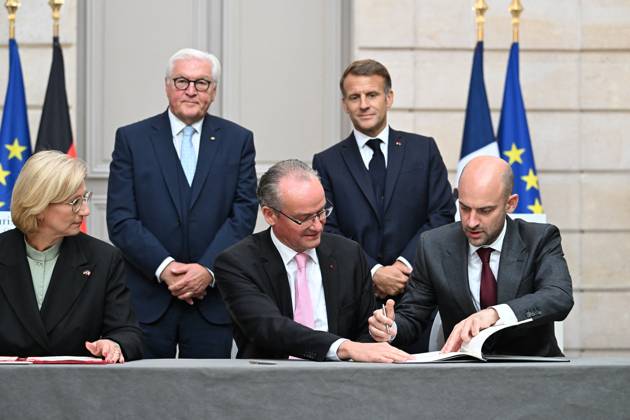 Jean Noël Barrot, French Minister for Europe and Foreign Affairs, with Gunther Krichbaum, German Deputy Minister for Foreign Affairs, and Anne Rehlinger, Plenipotentiary of the Federal Republic of Germany responsible for cultural affairs, Minister-President of the State of Saarland French President Emmanuel Macron and German President Frank Walter Steinmeier during a signing ceremony and joint press conference at the Élysée Palace in Paris, France, on October 8, 2026. Signing of an agreement between the French government and the German government regarding the Franco-German Youth Office. Eric Tschaen Pool Bestimage. French President Emmanuel Macron and German President Frank Walter Steinmeier during a signing ceremony and joint press confe  Copyright: xEricxTschaenx xPoolx xBestimagexEricxTschaenx xPoolx xBestimagex