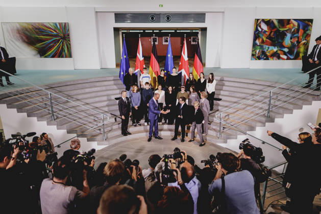 (L-R) Friedrich Merz (CDU), Bundeskanzler, und Andrew Burnham, Premierminister von Grossbritannien, aufgenommen im Rahmen des Austausches der Ratifizierungsurkunden des Kensington Vertrags in Berlin, 08.10.2026. Berlin Deutschland Copyright: xFlorianxGaertnerx