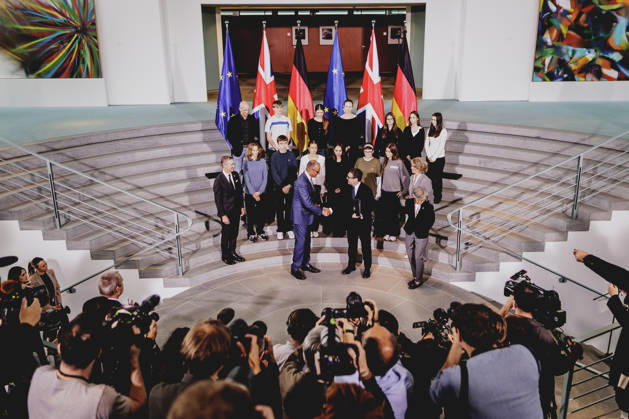 (L-R) Friedrich Merz (CDU), Bundeskanzler, und Andrew Burnham, Premierminister von Grossbritannien, aufgenommen im Rahmen des Austausches der Ratifizierungsurkunden des Kensington Vertrags in Berlin, 08.10.2026. Berlin Deutschland Copyright: xFlorianxGaertnerx