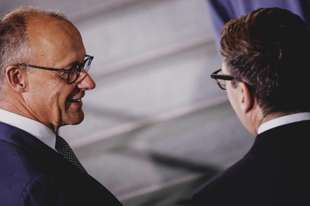 (L-R) Friedrich Merz (CDU), Bundeskanzler, und Andrew Burnham, Premierminister von Grossbritannien, aufgenommen im Rahmen eines Statements in Berlin, 08.10.2026. Berlin Deutschland Copyright: xFlorianxGaertnerx