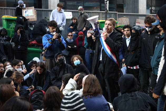 Catholic Institute of Paris and Paris-Panthéon-Assas Louis Boyard Protest - Paris Left-wing La France Insoumise (LFI) MP Louis Boyard speaks with a megaphone amid a blockade action near a building of the Pantheon Assas University during a student demonstration in Paris, on October 8, 2026, as part of a nationwide protest movement over learning conditions. Photo by Raphael Lafargue ABACAPRESS.COM Paris France Copyright: xLafarguexRaphael ABACAx