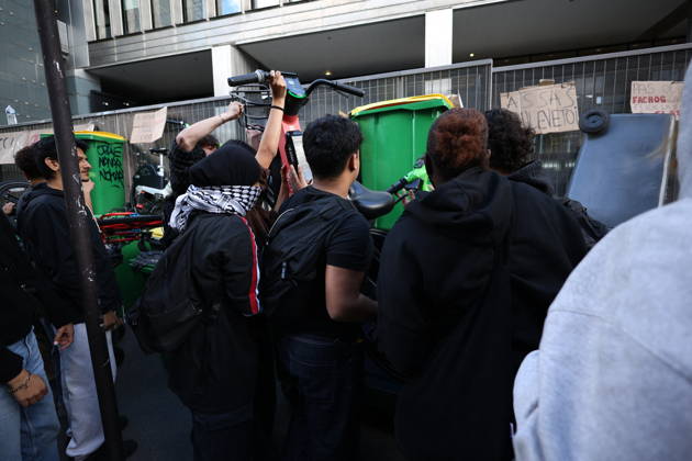 Catholic Institute of Paris and Paris-Panthéon-Assas Students Protest - Paris Students are putting away the trash cans after a blockade organized near a building at Panthéon-Assas University during a student demonstration in Paris on October 8, 2026, as part of a nationwide protest movement against educational conditions. Photo by Raphael Lafargue ABACAPRESS.COM Paris France Copyright: xLafarguexRaphael ABACAx