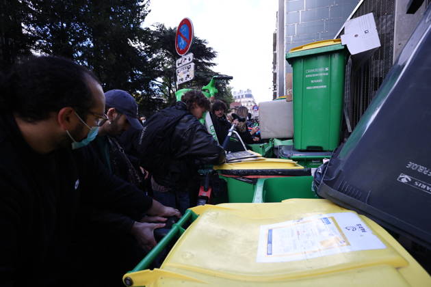 Catholic Institute of Paris and Paris-Panthéon-Assas Students Protest - Paris Students are putting away the trash cans after a blockade organized near a building at Panthéon-Assas University during a student demonstration in Paris on October 8, 2026, as part of a nationwide protest movement against educational conditions. Photo by Raphael Lafargue ABACAPRESS.COM Paris France Copyright: xLafarguexRaphael ABACAx