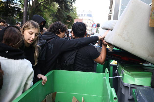 Catholic Institute of Paris and Paris-Panthéon-Assas Students Protest - Paris Students are putting away the trash cans after a blockade organized near a building at Panthéon-Assas University during a student demonstration in Paris on October 8, 2026, as part of a nationwide protest movement against educational conditions. Photo by Raphael Lafargue ABACAPRESS.COM Paris France Copyright: xLafarguexRaphael ABACAx