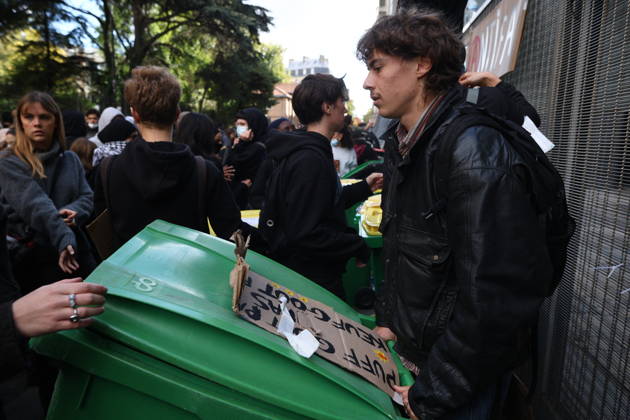 Catholic Institute of Paris and Paris-Panthéon-Assas Students Protest - Paris Students are putting away the trash cans after a blockade organized near a building at Panthéon-Assas University during a student demonstration in Paris on October 8, 2026, as part of a nationwide protest movement against educational conditions. Photo by Raphael Lafargue ABACAPRESS.COM Paris France Copyright: xLafarguexRaphael ABACAx