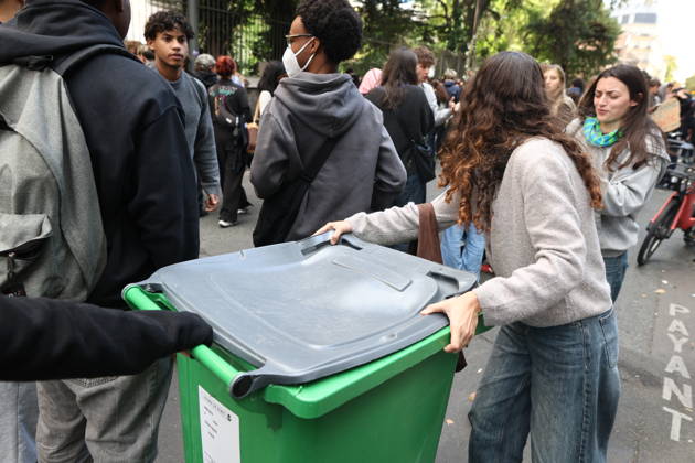 Catholic Institute of Paris and Paris-Panthéon-Assas Students Protest - Paris Students are putting away the trash cans after a blockade organized near a building at Panthéon-Assas University during a student demonstration in Paris on October 8, 2026, as part of a nationwide protest movement against educational conditions. Photo by Raphael Lafargue ABACAPRESS.COM Paris France Copyright: xLafarguexRaphael ABACAx