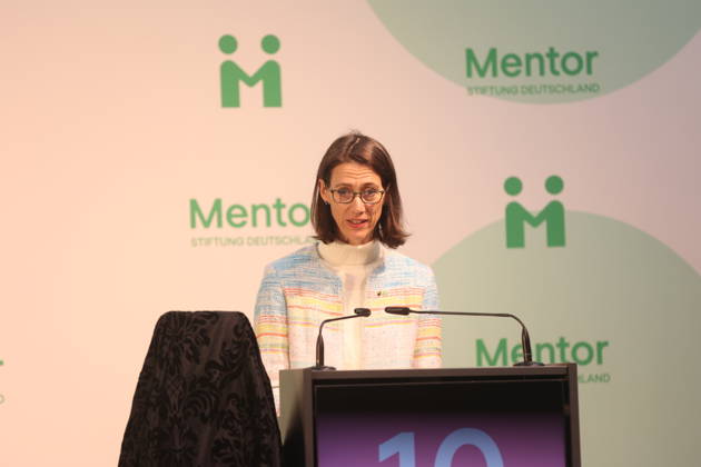 Königin Silvia von Schweden verleiht Preis auf der Insel Mainau Konstanz Mainau, 0810.2026 Ihre Majestät Königin Silvia von Schweden verleiht bei einem Festakt zum 10-jährigen Jubiläum der Mentor Stiftung Deutschland den Metorpreis Im Baden- Württemberg Germany Copyright: xMatthiasxGränzdörferx