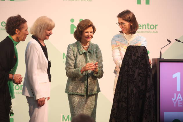 Känigin Silvia von Schweden verleiht Preis auf der Insel Mainau Konstanz Mainau, 0810.2026 Ihre Majestät Königin Silvia von Schweden verleiht bei einem Festakt zum 10-jährigen Jubiläum der Mentor Stiftung Deutschland den Metorpreis. Wärend der Verleiung fiel ihr der Presi herunder und auf die Füße der Preisträgerin. Im Baden- Württemberg Germany Copyright: xMatthiasxGränzdörferx