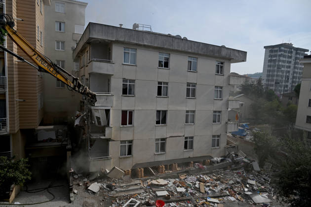 Partial collapse occurs in 7-story building in Istanbul s Maltepe district ISTANBUL, TURKIYE - OCTOBER 08: Search and rescue personnel, including firefighters, AFAD, UMKE, and police teams initiate a controlled demolition to safely reach three people trapped under rubble after the lower three floors of a seven-story residential building collapsed for undetermined reasons in the Maltepe district of Istanbul, Turkiye, on October 08, 2026. Ahmet Okatali Anadolu Istanbul Turkey. Editorial use only. Please get in touch for any other usage.  Copyright: x2026xAnadoluxAhmetxOkatalix
