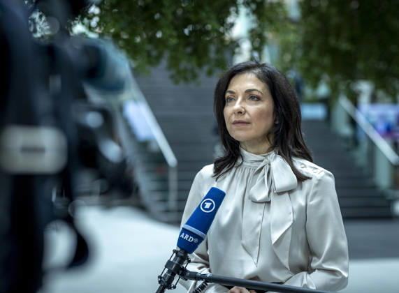 Katherina Reiche, Bundesministerin fuer Wirtschaft und Energie, stellt die Herbstprojektion 2026 der Bundesregierung im Rahmen einer Bundespressekonferenz vor, in Berlin, 08.10.2026. Berlin Deutschland Copyright: xYonaxElsnerx