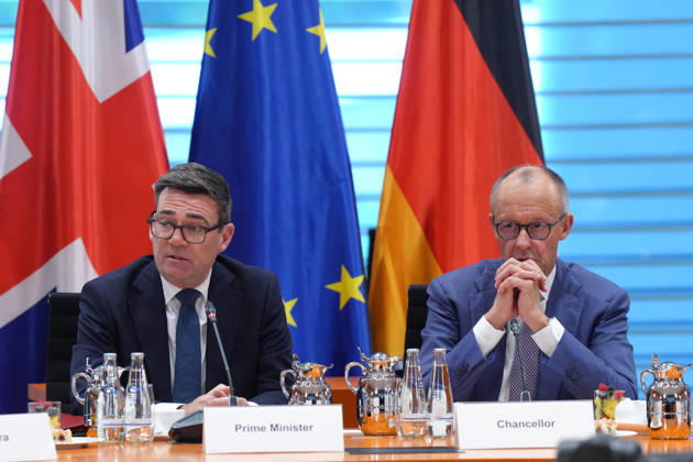 Reginonales Wirtschaftsforum mit Bundeskanzler Merz und britischen Premierminister Andrew Burnham Bundeskanzler Friedrich Merz gemeinsam mit Andrew Burnham dem Premierminister des Vereinigten Königreichs Großbritannien und Nordirland bei ihren einleitenden Worten beim Auftakt des gemeinsamen regionalen Wirtschaftsforum im Bundeskanzleramt, 08.10.2026 Berlin Berlin Deutschland