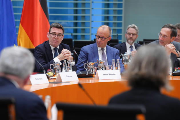 Reginonales Wirtschaftsforum mit Bundeskanzler Merz und britischen Premierminister Andrew Burnham Bundeskanzler Friedrich Merz und Andrew Burnham der Premierminister des Vereinigten Königreichs Großbritannien und Nordirland beim Auftakt des gemeinsamen regionalen Wirtschaftsforum im Bundeskanzleramt, 08.10.2026 Berlin Berlin Deutschland