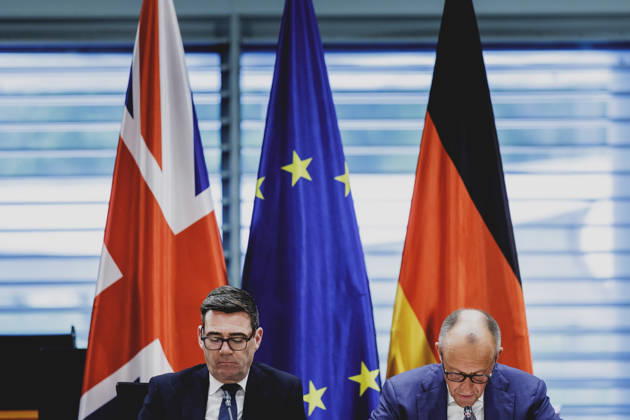 (R-L) Friedrich Merz (CDU), Bundeskanzler, und Andrew Burnham, Premierminister von Grossbritannien, aufgenommen im Rahmen der Teilnahme am Regionalen Wachstumsforum im Bundeskanzleramt in Berlin, 08.10.2026. Berlin Deutschland Copyright: xFlorianxGaertnerx