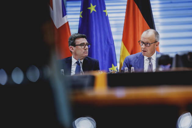 (R-L) Friedrich Merz (CDU), Bundeskanzler, und Andrew Burnham, Premierminister von Grossbritannien, aufgenommen im Rahmen der Teilnahme am Regionalen Wachstumsforum im Bundeskanzleramt in Berlin, 08.10.2026. Berlin Deutschland Copyright: xFlorianxGaertnerx