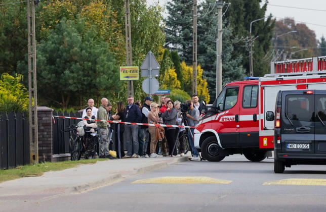 Stabbing attack at a primary school in Poland Photo: Wojciech Olkusnik East News People gather outside after a knife attack at the local primary school on October 8, 2026 in the village of Leszczydol-Nowiny in central Poland, approximately 60 km north-east of Warsaw. A 15-year-old school graduate entered the building armed with a knife and fatally stabbed the janitor and wounded two teachers trying to overpower him. According to the police the perpetrator was wearing a helmet with a camera and planned to record the attack. A day earlier a stabbing attack, where nine people were wounded, occurred in a vocational school in the town of Ostroleka, 50 km north of today s site. EN_01685559_0011 