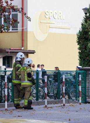 Stabbing attack at a primary school in Poland Photo: Wojciech Olkusnik East News Emergency services are seen at the site after a knife attack at the local primary school on October 8, 2026 in the village of Leszczydol-Nowiny in central Poland, approximately 60 km north-east of Warsaw. A 15-year-old school graduate entered the building armed with a knife and fatally stabbed the janitor and wounded two teachers trying to overpower him. According to the police the perpetrator was wearing a helmet with a camera and planned to record the attack. A day earlier a stabbing attack, where nine people were wounded, occurred in a vocational school in the town of Ostroleka, 50 km north of today s site. EN_01685559_0015 