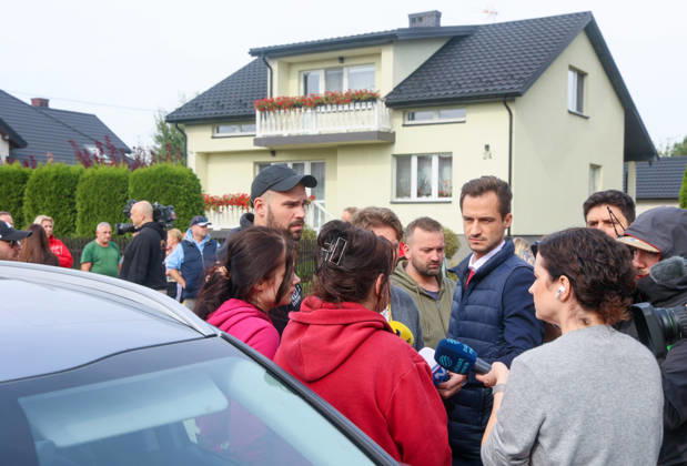 Stabbing attack at a primary school in Poland Photo: Wojciech Olkusnik East News People gather outside after a knife attack at the local primary school on October 8, 2026 in the village of Leszczydol-Nowiny in central Poland, approximately 60 km north-east of Warsaw. A 15-year-old school graduate entered the building armed with a knife and fatally stabbed the janitor and wounded two teachers trying to overpower him. According to the police the perpetrator was wearing a helmet with a camera and planned to record the attack. A day earlier a stabbing attack, where nine people were wounded, occurred in a vocational school in the town of Ostroleka, 50 km north of today s site. EN_01685559_0027 