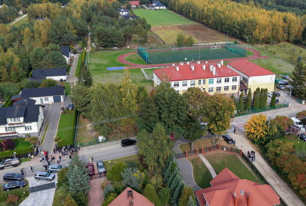 Stabbing attack at a primary school in Poland Photo: Wojciech Olkusnik East News A drone picture shows the school and surroundings after a knife attack at the local primary school on October 8, 2026 in the village of Leszczydol-Nowiny in central Poland, approximately 60 km north-east of Warsaw. A 15-year-old school graduate entered the building armed with a knife and fatally stabbed the janitor and wounded two teachers trying to overpower him. According to the police the perpetrator was wearing a helmet with a camera and planned to record the attack. A day earlier a stabbing attack, where nine people were wounded, occurred in a vocational school in the town of Ostroleka, 50 km north of today s site. EN_01685559_0048 