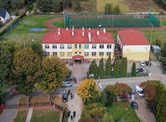 Stabbing attack at a primary school in Poland Photo: Wojciech Olkusnik East News A drone picture shows the school and surroundings after a knife attack at the local primary school on October 8, 2026 in the village of Leszczydol-Nowiny in central Poland, approximately 60 km north-east of Warsaw. A 15-year-old school graduate entered the building armed with a knife and fatally stabbed the janitor and wounded two teachers trying to overpower him. According to the police the perpetrator was wearing a helmet with a camera and planned to record the attack. A day earlier a stabbing attack, where nine people were wounded, occurred in a vocational school in the town of Ostroleka, 50 km north of today s site. EN_01685559_0050 