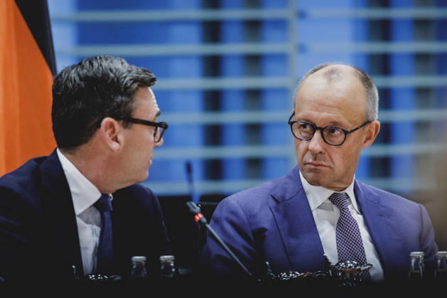 (R-L) Friedrich Merz (CDU), Bundeskanzler, und Andrew Burnham, Premierminister von Grossbritannien, aufgenommen im Rahmen der Teilnahme am Regionalen Wachstumsforum im Bundeskanzleramt in Berlin, 08.10.2026. Berlin Deutschland Copyright: xFlorianxGaertnerx