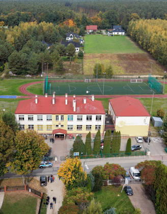 Stabbing attack at a primary school in Poland Photo: Wojciech Olkusnik East News A drone picture shows the school and surroundings after a knife attack at the local primary school on October 8, 2026 in the village of Leszczydol-Nowiny in central Poland, approximately 60 km north-east of Warsaw. A 15-year-old school graduate entered the building armed with a knife and fatally stabbed the janitor and wounded two teachers trying to overpower him. According to the police the perpetrator was wearing a helmet with a camera and planned to record the attack. A day earlier a stabbing attack, where nine people were wounded, occurred in a vocational school in the town of Ostroleka, 50 km north of today s site. EN_01685559_0052 