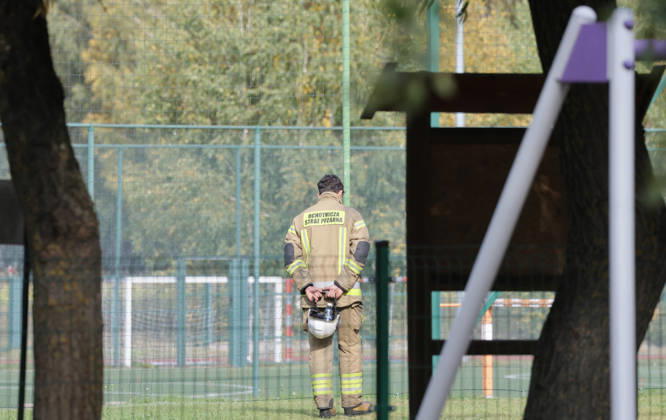 Stabbing attack at a primary school in Poland Photo: Wojciech Olkusnik East News A firefighter is seen at the site after a knife attack at the local primary school on October 8, 2026 in the village of Leszczydol-Nowiny in central Poland, approximately 60 km north-east of Warsaw. A 15-year-old school graduate entered the building armed with a knife and fatally stabbed the janitor and wounded two teachers trying to overpower him. According to the police the perpetrator was wearing a helmet with a camera and planned to record the attack. A day earlier a stabbing attack, where nine people were wounded, occurred in a vocational school in the town of Ostroleka, 50 km north of today s site. EN_01685559_0069 
