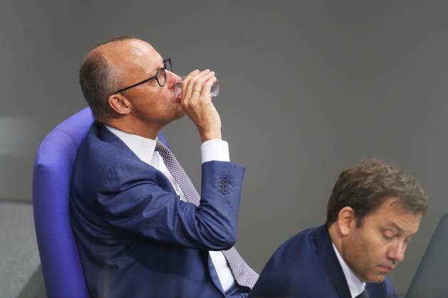 Berlin, Deutschland, 08.10.2026: Deutscher Bundestag: 99. Bundestagssitzung: Bundeskanzler Friedrich Merz (CDU), trinkt aus einem Glas, daneben Bundesminister der Finanzen Lars Klingbeil (SPD) Copyright: xdtsxNachrichtenagenturx dts_137622