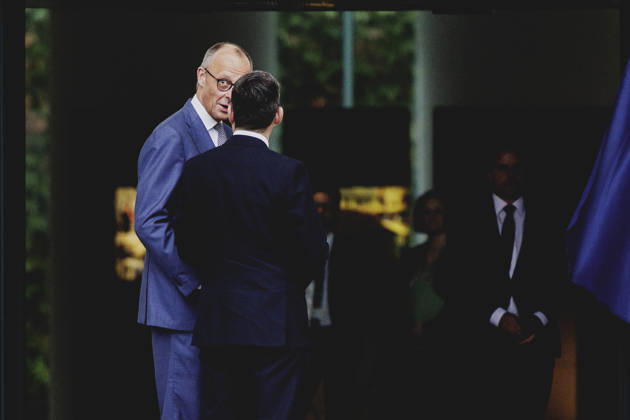 (L-R) Friedrich Merz (CDU), Bundeskanzler, und Andrew Burnham, Premierminister von Grossbritannien, aufgenommen im Rahmen des Empfangs mit Militaerischen Ehren im Bundeskanzleramt in Berlin, 08.10.2026. Berlin Deutschland Copyright: xFlorianxGaertnerx