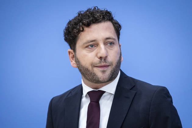 Felix Banaszak, Co-Vorsitzender von Buendnis 90 Die Gruenen, aufgenommen im Rahmen der Pressekonferenz zur Vorstellung des Leitantrages Unser Plan fuer Deutschland Berlin, 08.10.2026. Berlin Deutschland Copyright: xRubyxTilkornx