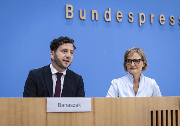 (R-L) Franziska Brantner, Co-Vorsitzende von Buendnis 90 Die Gruenen, und Felix Banaszak, Co-Vorsitzender von Buendnis 90 Die Gruenen, aufgenommen im Rahmen der Pressekonferenz zur Vorstellung des Leitantrages Unser Plan fuer Deutschland Berlin, 08.10.2026. Berlin Deutschland Copyright: xRubyxTilkornx