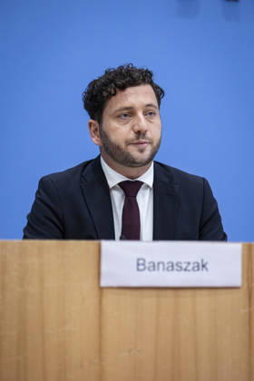 Felix Banaszak, Co-Vorsitzender von Buendnis 90 Die Gruenen, aufgenommen im Rahmen der Pressekonferenz zur Vorstellung des Leitantrages Unser Plan fuer Deutschland Berlin, 08.10.2026. Berlin Deutschland Copyright: xRubyxTilkornx