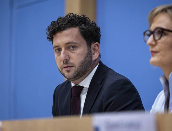 (R-L) Franziska Brantner, Co-Vorsitzende von Buendnis 90 Die Gruenen, und Felix Banaszak, Co-Vorsitzender von Buendnis 90 Die Gruenen, aufgenommen im Rahmen der Pressekonferenz zur Vorstellung des Leitantrages Unser Plan fuer Deutschland Berlin, 08.10.2026. Berlin Deutschland Copyright: xRubyxTilkornx