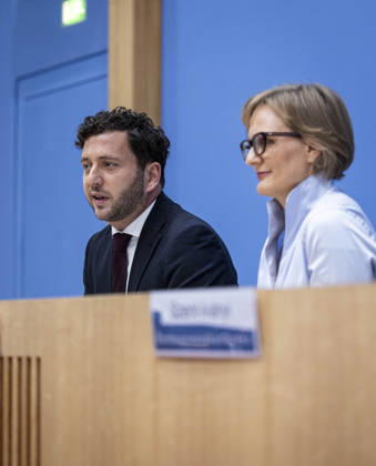 (R-L) Franziska Brantner, Co-Vorsitzende von Buendnis 90 Die Gruenen, und Felix Banaszak, Co-Vorsitzender von Buendnis 90 Die Gruenen, aufgenommen im Rahmen der Pressekonferenz zur Vorstellung des Leitantrages Unser Plan fuer Deutschland Berlin, 08.10.2026. Berlin Deutschland Copyright: xRubyxTilkornx