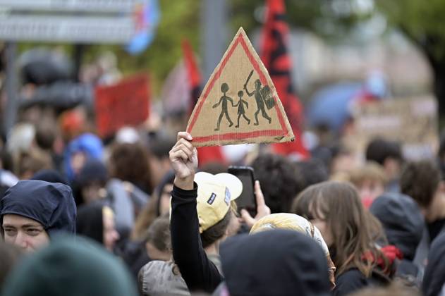 High School Students Protest in Bron on October 8, 2026 PHOTOPQR LE PROGRES Maxime JEGAT Lyon 10 08 2026 High School Students Protest in Bron on October 8, 2026 Several thousand people, here at Place Curial in Bron, took part in a high school student protest in Bron, near Lyon, France. Fires have broken out at several schools in France as students protest by blocking access to educational institutions nationwide over school funding and learning conditions. Lyon, Rhône, Rhône-Alpes, France  Copyright: xPHOTOPQR LExPROGRES MAXPPPxMaximexJEGATx 20261008LPL0061 20261008LPL0061