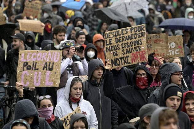 High School Students Protest in Bron on October 8, 2026 PHOTOPQR LE PROGRES Maxime JEGAT Lyon 10 08 2026 High School Students Protest in Bron on October 8, 2026 Several thousand people, here at Place Curial in Bron, took part in a high school student protest in Bron, near Lyon, France. Fires have broken out at several schools in France as students protest by blocking access to educational institutions nationwide over school funding and learning conditions. Lyon, Rhône, Rhône-Alpes, France  Copyright: xPHOTOPQR LExPROGRES MAXPPPxMaximexJEGATx 20261008LPL0063 20261008LPL0063