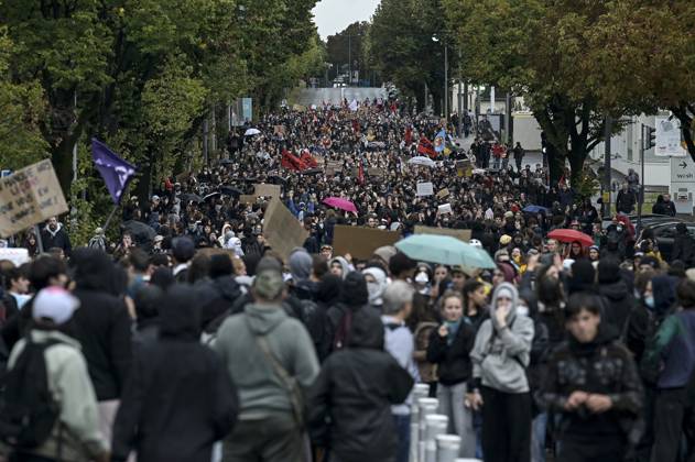 High School Student Protest in Bron on October 8, 2026 PHOTOPQR LE PROGRES Maxime JEGAT Lyon 10 08 2026 High School Student Protest in Bron on October 8, 2026 Several thousand people, here on Franklin Roosevelt Avenue in Bron, took part in a high school student protest in Bron, near Lyon, France. Fires have broken out at several schools in France as students protest by blocking access to educational institutions nationwide over school funding and learning conditions. Lyon, Rhône, Rhône-Alpes, France  Copyright: xPHOTOPQR LExPROGRES MAXPPPxMaximexJEGATx 20261008LPL0065 20261008LPL0065