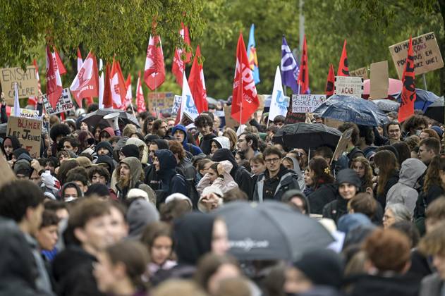 High School Students Protest in Bron on October 8, 2026 PHOTOPQR LE PROGRES Maxime JEGAT Lyon 10 08 2026 High School Students Protest in Bron on October 8, 2026 Several thousand people, here at Place Curial in Bron, took part in a high school student protest in Bron, near Lyon, France. Fires have broken out at several schools in France as students protest by blocking access to educational institutions nationwide over school funding and learning conditions. Lyon, Rhône, Rhône-Alpes, France  Copyright: xPHOTOPQR LExPROGRES MAXPPPxMaximexJEGATx 20261008LPL0069 20261008LPL0069