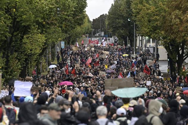 High School Students Protest in Bron on October 8, 2026 PHOTOPQR LE PROGRES Maxime JEGAT Lyon 10 08 2026 High School Students Protest in Bron on October 8, 2026 Several thousand people, here on Franklin Roosevelt Avenue in Bron, took part in a high school student protest in Bron, near Lyon, France. Fires have broken out at several schools in France as students protest by blocking access to educational institutions nationwide over school funding and learning conditions. Lyon, Rhône, Rhône-Alpes, France  Copyright: xPHOTOPQR LExPROGRES MAXPPPxMaximexJEGATx 20261008LPL0073 20261008LPL0073