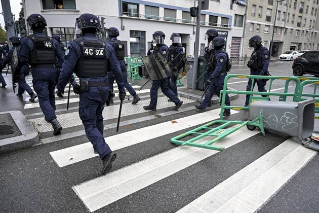 High School Students Protest in Bron on October 8, 2026 PHOTOPQR LE PROGRES Maxime JEGAT Lyon 10 08 2026 High School Students Protest in Bron on October 8, 2026 Law enforcement officers remove a barricade on Avenue Paul Santy in Lyon during apart of a high school student protest France Fires have broken out at several schools in France, as students protest by blocking access to educational institutions nationwide over school funding and learning conditions Lyon Rhône Rhône-Alpes France  Copyright: xPHOTOPQR LExPROGRES MAXPPPxMaximexJEGATx 20261008LPL0077 20261008LPL0077