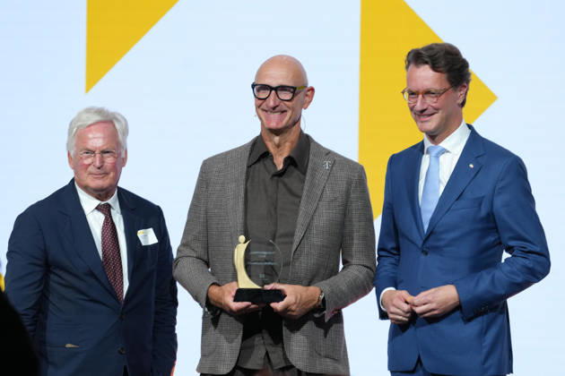 Tag der Markenwirtschaft 2026 Franz-Peter Falke gemeinsam mit dem Gewinner des Preises Mensch Marke, Tim Hoettges (CEO Telekom) und NRW Ministerpraesident Hendrik Wuest auf der Buehne beim Tag der Markenwirtschaft 2026, Berlin, 08.10.2026 Berlin Berlin Deutschland