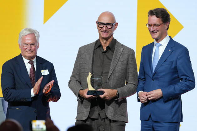 Tag der Markenwirtschaft 2026 Franz-Peter Falke gemeinsam mit dem Gewinner des Preises Mensch Marke, Tim Hoettges (CEO Telekom) und NRW Ministerpraesident Hendrik Wuest auf der Buehne beim Tag der Markenwirtschaft 2026, Berlin, 08.10.2026 Berlin Berlin Deutschland
