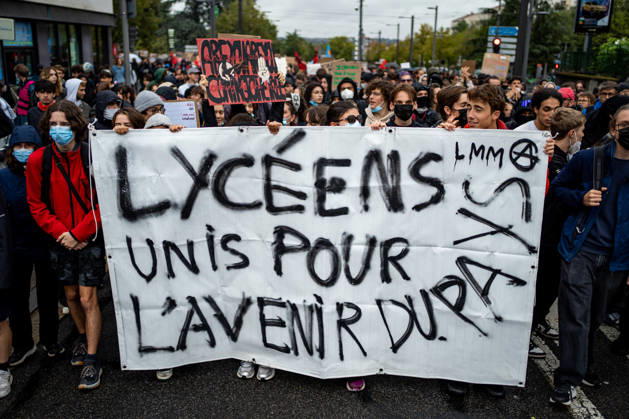High school students protest in Bron on October 8, 2026 Nicolas Liponne MAXPPP Bron 08 10 2026 France Fires have broken out at several schools in France as students protest by blocking access to educational institutions nationwide over school funding and learning conditions Bron Auvergne-Rhône-Alpes France  Copyright: xMAXPPPxNicolasxLiponnex NLP202610080199 NLP202610080199