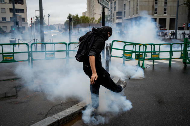 High School Students’ Protest in Lyon on October 8, 2026 Nicolas Liponne MAXPPP Lyon 08 10 2026 People push back tear gas canisters during clashes with police at a high school students’ protest in Lyon, October 8, 2026 People are pushing back tear gas canisters during clashes with police at a high school students’ protest in Lyon on October 8, 2026 France Fires have broken out at several schools in France, as students protest by blockading educational institutions nationwide over school funding and learning conditions Lyon Auvergne-Rhône-Alpes France  Copyright: xMAXPPPxNicolasxLiponnex NLP202610080211 NLP202610080211