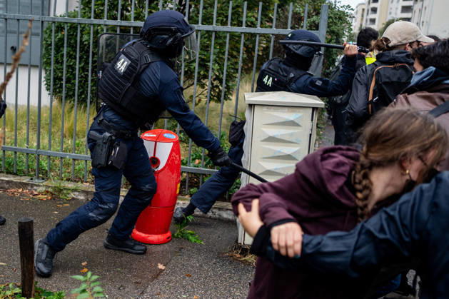 High school students’ protest in Lyon on October 8, 2026 Nicolas Liponne MAXPPP Lyon 08 10 2026 Police officers push back and strike people participating in the high school students’ protest in Lyon, October 8, 2026 Police officers push back and strike people participating in the high school students’ protest in Lyon on October 8, 2026 France Fires have broken out at several schools in France, as students protest by blockading educational institutions nationwide over school funding and learning conditions Lyon Auvergne-Rhône-Alpes France  Copyright: xMAXPPPxNicolasxLiponnex NLP202610080212 NLP202610080212