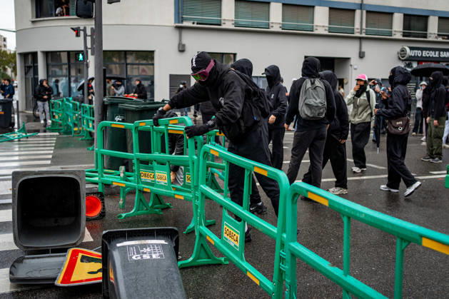 High School Students’ Protest in Lyon on October 8, 2026 Nicolas Liponne MAXPPP Lyon 08 10 2026 People are erecting a barricade in front of the police during a high school students’ protest in Lyon, October 8, 2026 People are erecting a barricade in front of the police during a high school students protest in Lyon on October 8, 2026 France Fires have broken out at several schools in France, as students protest by blockading educational institutions nationwide over school funding and learning conditions Lyon Auvergne-Rhône-Alpes France  Copyright: xMAXPPPxNicolasxLiponnex NLP202610080214 NLP202610080214