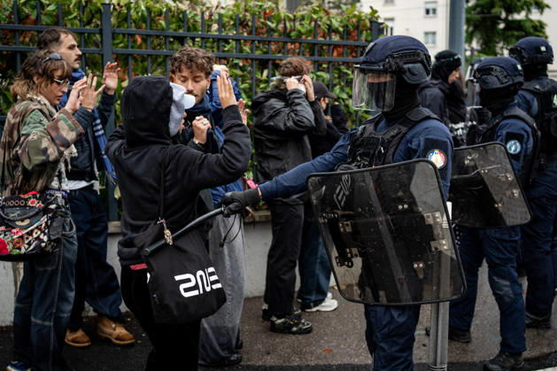 High school students’ protest in Lyon on October 8, 2026 Nicolas Liponne MAXPPP Lyon 08 10 2026 Police officers push back participants in the high school students’ protest in Lyon, October 8, 2026 Police officers push back participants in the high school students’ protest in Lyon on October 8, 2026 France Fires have broken out at several schools in France, as students protest by blockading educational institutions nationwide over school funding and learning conditions Lyon Auvergne-Rhône-Alpes France  Copyright: xMAXPPPxNicolasxLiponnex NLP202610080221 NLP202610080221