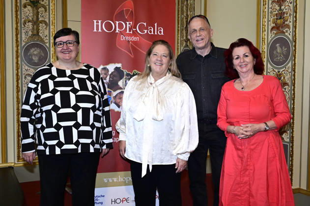 Lea Ackermann, Kathy Kelly, Stefan Hippler und Viola Klein beim Pressegespräch und Präsentation des 16. HOPE-Award zur 18. Hope Gala 2026 im Schauspielhaus Dresden. Dresden, 08.10.2026